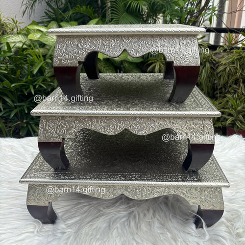 Curved wooden leg chowki