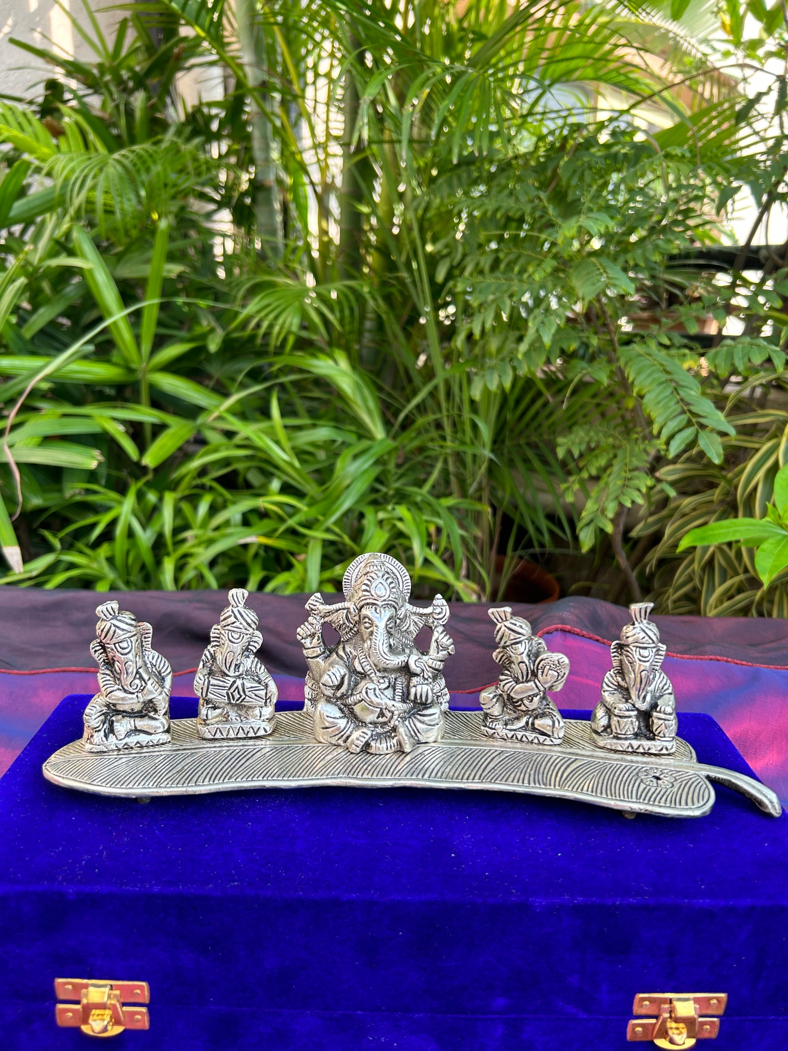 Musical 5 Ganesha on Leaf with Velvet Box