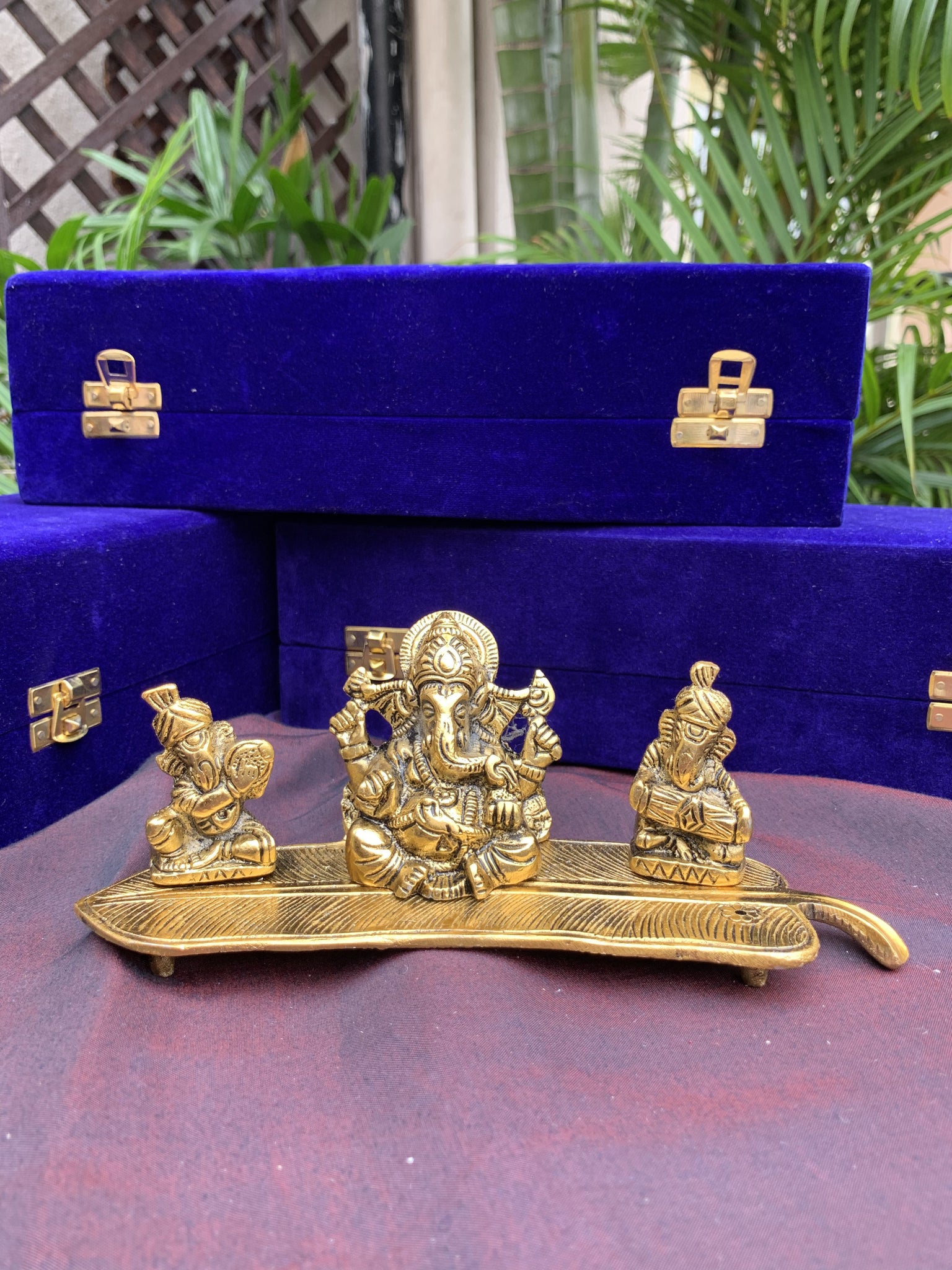 Musical 3 Ganesha on Leaf with Velvet Box